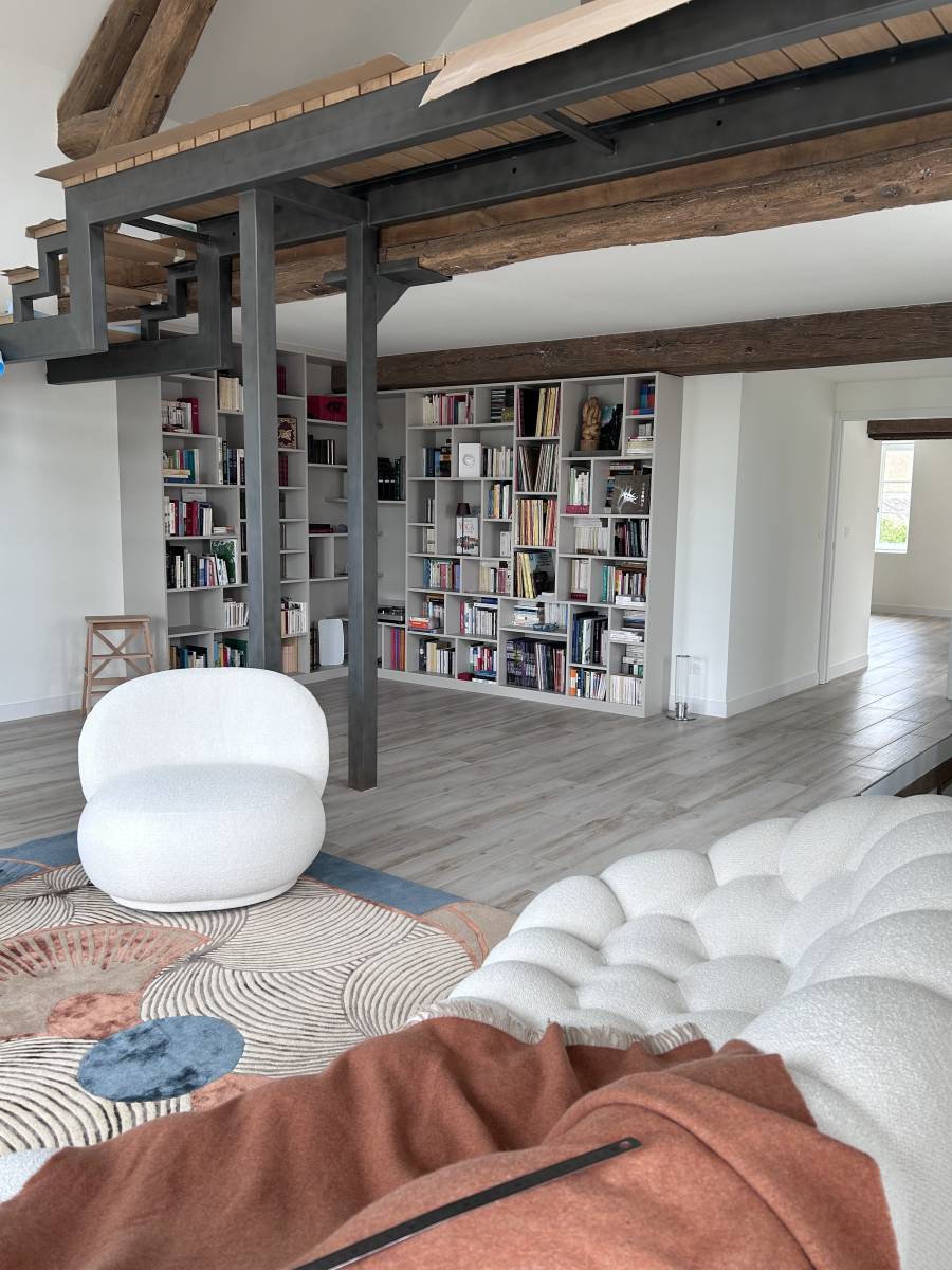 Réalisation d'une bibliothèque sur mesure dans une pièce à vivre à Jargeau