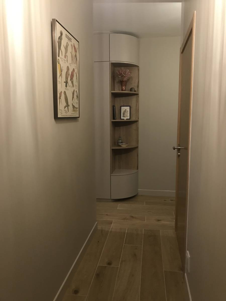 Angle d'un meuble d'entrée avec un effet suspendu sur Orléans dans le 45