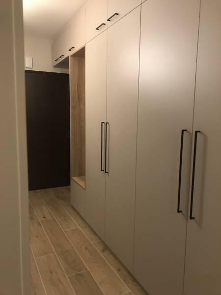 Meuble d'entrée en sur mesure avec une assise dans couloir d'appartement sur Orléans centre