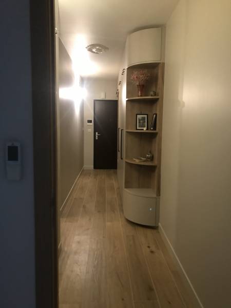 Pose d'un meuble d'entrée en sur mesure avec tiroirs à chaussures Orléans dans le Loiret 