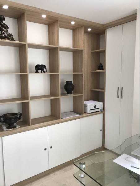 Bibliothèque intégrée et espace bureau sur mesure